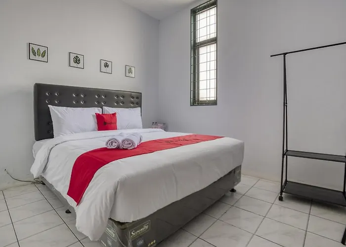 RedDoorz Plus near Jakarta Kota Station